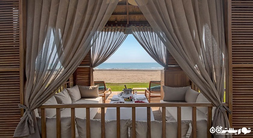 آلاچیق کنار ساحل